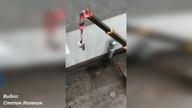 Спустился с крыши на стреле крана. Глазов. Удмуртия. Ижтрейдинг. смотреть онлайн