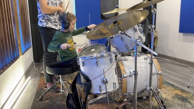 Первый раз пробую играть на барабанах LeoNEEDgame смотреть онлайн