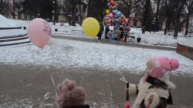 дети погодки гуляют/ как гулять одной с двумя детьми/ легко/ гелевые шарики/ зима в калуге/театралк смотреть онлайн