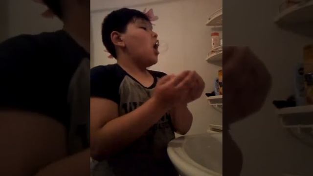 О боже этот мальчик надул пузырь изо рта магия смотреть онлайн
