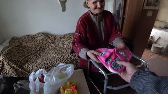 Слепой ветеран не может купить ХЛЕБ, нет денег. A blind veteran cannot buy BREAD, there is no money смотреть онлайн