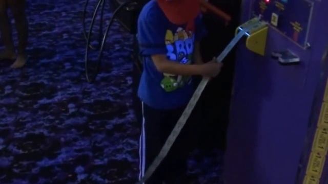 #1 Landon playing at the arcade! смотреть онлайн