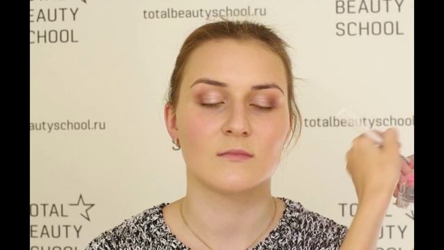 Урок "Праздничный макияж с пигментом, стрелками и цветной подводкой" смотреть онлайн