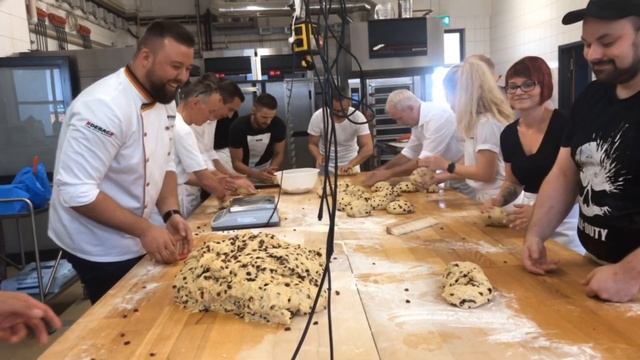 Chefs am Backofen: DEBAG Geschäftsleitung überrascht Mitarbeiter mit persönlichem Weihnachtsgeschen смотреть онлайн