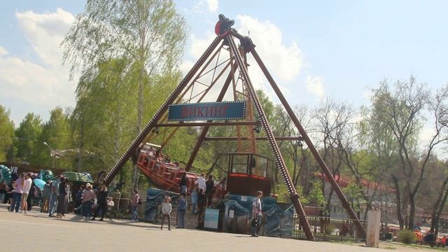 Качель-лодка «Викинг» разгоняется до 36 км/ч. смотреть онлайн