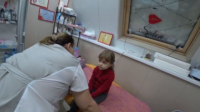 ПРОКОЛОЛА УШКИ !!!/Прокалывание ушей детям/МОИ ПЕРВЫЕ СЕРЕЖКИ смотреть онлайн