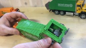 Сравниваем 3 варианта игрушечных мусоровозов с баками