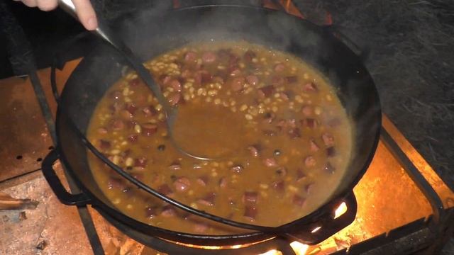 Фасоль с копчеными колбасками в Казане на Костре, Быстро и Вкусно смотреть онлайн