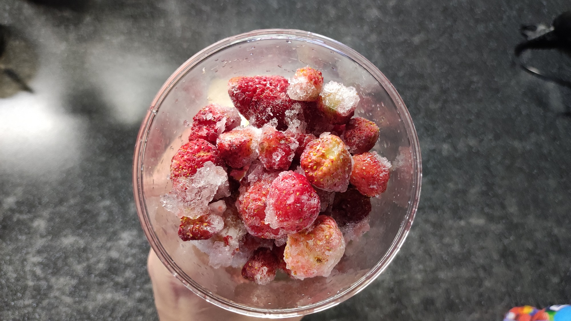 Молочный коктейль из клубники и банана, такой в магазине точно не купить смотреть онлайн