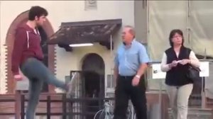 Человек много пукает.)))