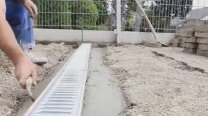 Монтаж пластиковых водоотводных лотков