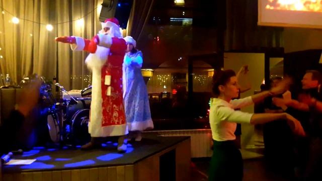 Флешмоб Деда Мороза и Снегурочки смотреть онлайн