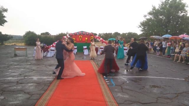 Вальс Perfect под дождём от выпускников 2018 г. Великобуялыцкой школы смотреть онлайн