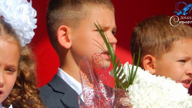 1 сентября 2022 год Синегорье. Праздничная линейка. День знаний 《Школа здравствуй! Встречай нас!》 смотреть онлайн