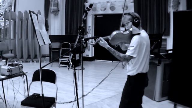 Samuel using a Neumann TLM102 and Shure SM57 to record a violin смотреть онлайн