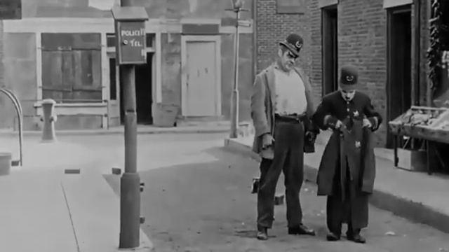 Charlie Chaplin Fun Easy Street (1917) смотреть онлайн