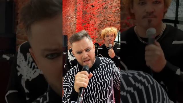 Накрашенные глаза нравятся женщинам?У нас мэйк остался после КиШа ? #maneskin #tommorello #gossip смотреть онлайн