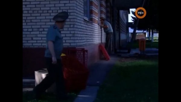 Солдаты Шматко подсматривает за Эвелиной