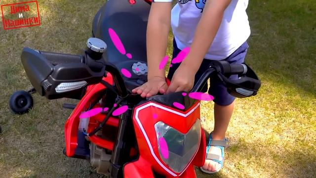 Дима распаковал и собрал новый мотоцикл Дукати | Дима и Машинки смотреть онлайн