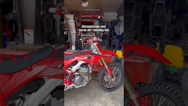 It ain’t ?. #dirtbike #honda #250r смотреть онлайн
