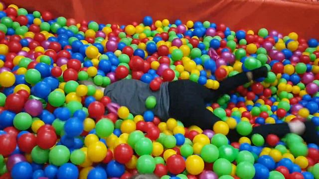 Отдых в развлекательном центре Титан Часть 1 смотреть онлайн