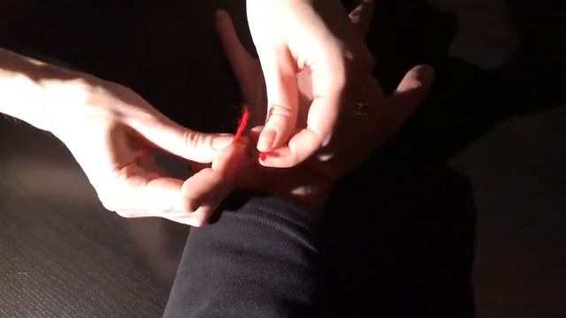 Как правильно завязать красную нить на запястье? смотреть онлайн