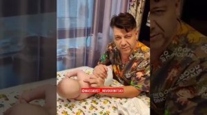 Как менять подгузник: способ 2