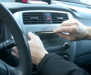 Как вытащить застрявший компакт диск из автомагнитолы.How to remove a stuck CD from a car radio.