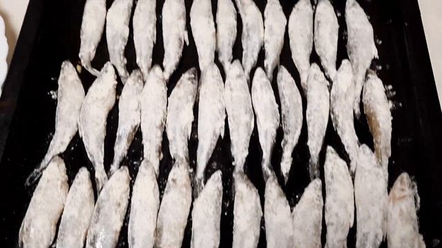 Жаренная корюшка салатка, приготовленная в духовке смотреть онлайн