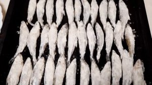 Жаренная корюшка салатка, приготовленная в духовке