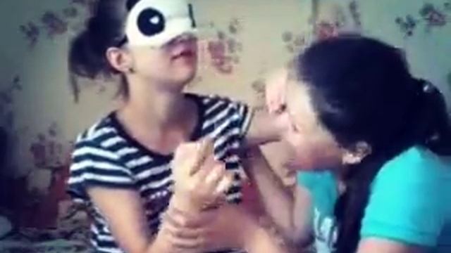 КАКОЙ УЖАС! | МАКИЯЖ С ЗАКРЫТЫМИ ГЛАЗАМИ? смотреть онлайн