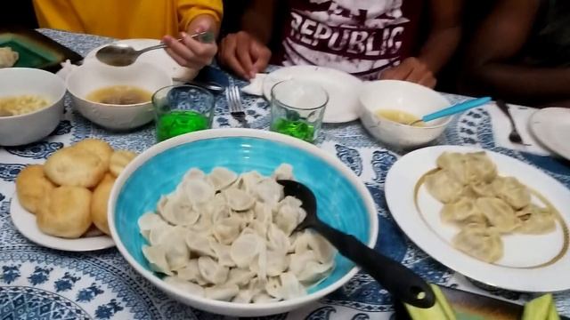 Американцы пробуют манты, баурсаки, суп с фрикадельками и пельмени.
