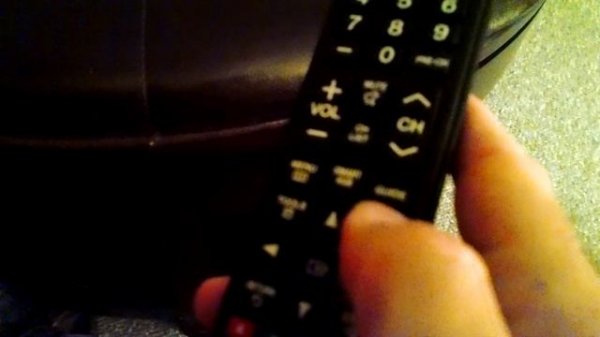 Using the remote to change between HDMI1 and HDMI2