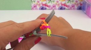 Браслет из резинок гусеница на двух вилках Rainbow Loom