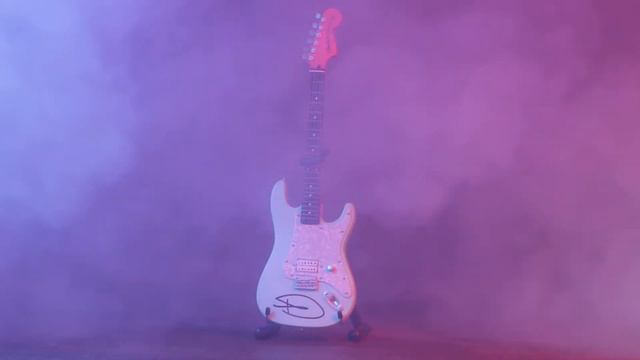 Tom DeLonge mini guitars смотреть онлайн