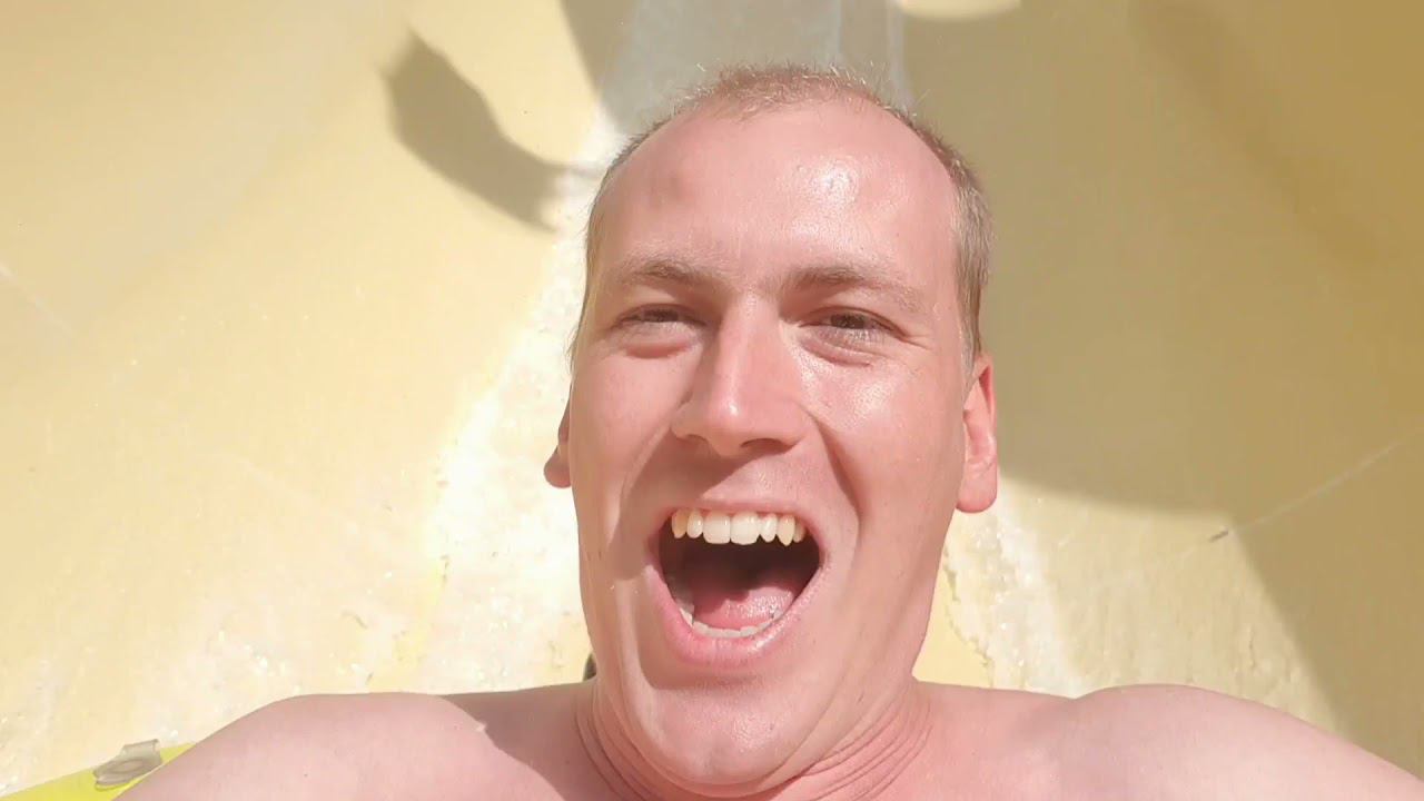 Обманул мелкого - спустил с горки "бумеранг" в аквапарке! смотреть онлайн