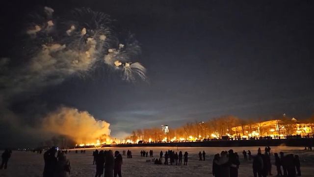Праздничный салют в День Защитника Отечества на набережной в Самаре. Онлайн трансляция. смотреть онлайн