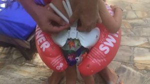 Как снимать круг SWIMTRAINER с ребёнка