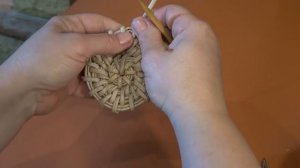 Поднос - листик корневым плетением