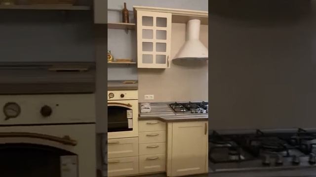 Кухня-гостиная 24 м2, из них около 10 м2 - кухня. смотреть онлайн