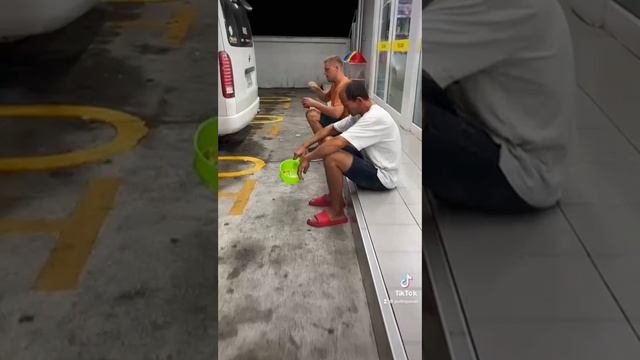 Куда прет жлоб ?????????????????