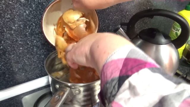 Как покрасить яйца в луковой шелухе НА ПАСХУ смотреть онлайн