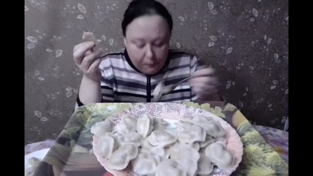 Мукбанг// Пельмени со Сметаной// Mukbang смотреть онлайн