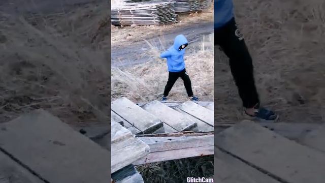 Гуляю с другом под музыку смотреть онлайн