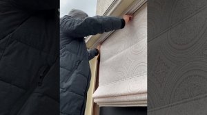 Как снять римскую штору со стены