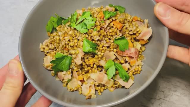 Рассыпчатая гречка с беконом в сковороде: всё быстро и просто