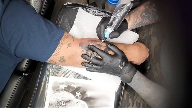 Tattooing EAGLE with FLAG USING THE ACUS M1 MACHINE смотреть онлайн