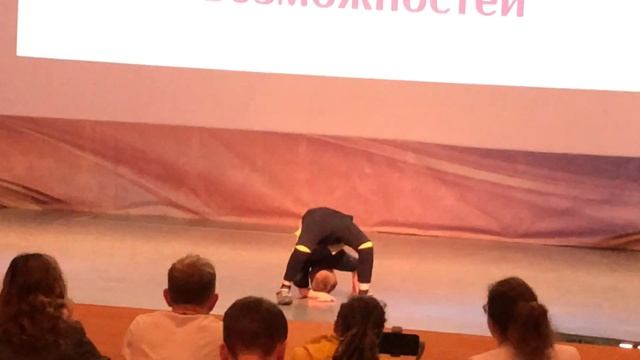 Миша Шумов. Танец "Jump", брейк данс. Выступление на фестивале "Искусство возможностей" 28.03.2022 смотреть онлайн