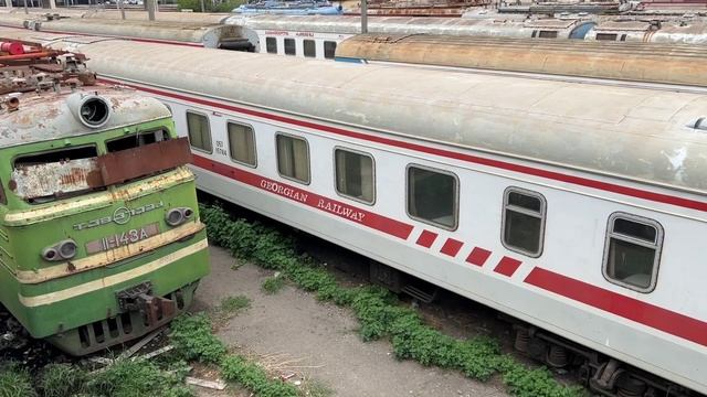 Тбилиси. Вокзал «наизнанку». Депо отслужившего транспорта. Локомотивы, электропоезда и вагоны. смотреть онлайн