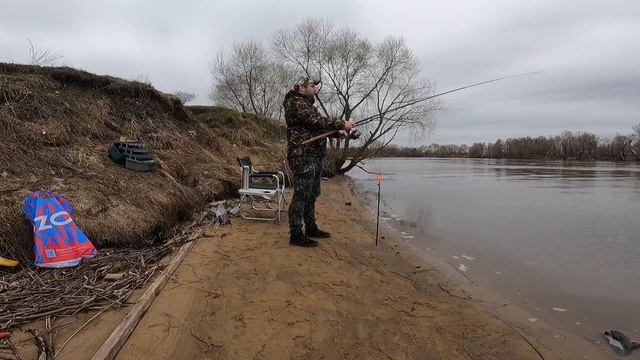 Рыбалка на Нижний Москва реке. Прикормка не Рабочая. Ветер, Холод, Мутная Вода. Открытая Вода. смотреть онлайн